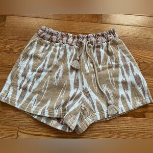 Aerie Tan and White Patterned Shorts - Size Small